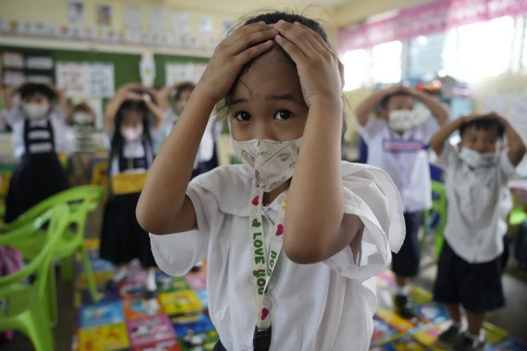 In einer Schule in der philippinischen Hauptstadt Manila nehmen Kinder an einer Erdbebenübung teil. AP