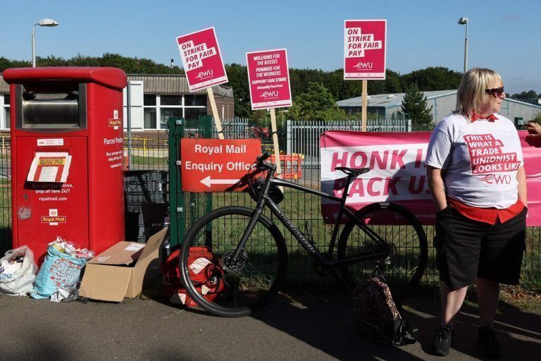 In Großbritannien streiken zehntausende Beschäftigte von Post und Telekom. afp