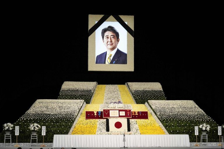In Japan fand ein umstrittener Staatstrauerakt für den ermordeten Ex-Premier Shinzo Abe statt. Rund 4300 Trauergäste kamen nach Tokio. AFP