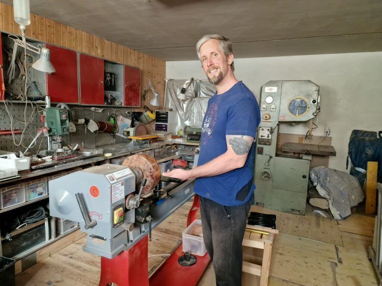In seiner Freizeit schafft David Berger kleine Kunstwerke aus heimischen und exotischen Hölzer. EST