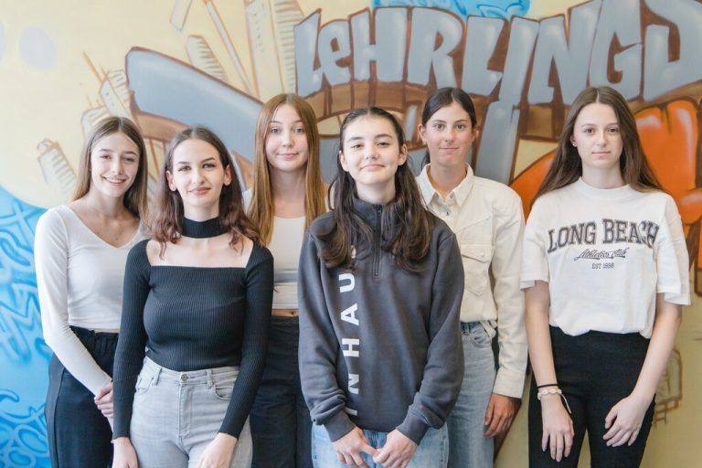 Inhaus Sechs junge Frauen haben ihre Lehre in den Lehrberufen Großhandelskauffrau, Betriebslogistik-Kauffrau und E-Commerce-Kauffrau begonnen. Ganz klar, meint Inhaus Lehrlingsbeauftragte und Personalchefin Eva Wolf: Inhaus setzt auf Frauenpower. inhaus