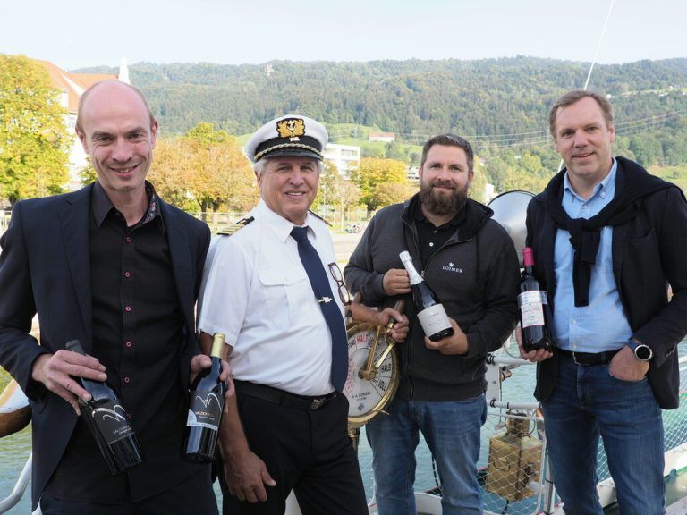 Kapitän Fritz Köchle mit Mitorganisator Uli Berthold (r.) sowie Benjamin Meyer (Valdonica Winery Sassofortino) und Manfred Gröbl (Weingut Fred Loimer). SIE