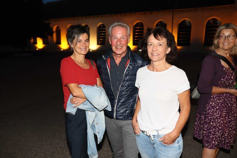 Katharina Gasperi mit Blacky und Ingrid Preisegger.