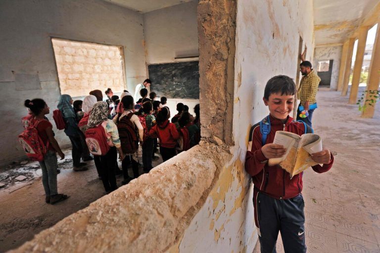 Kinder besuchen eine behelfsmäßig eingerichtete Schule in einem von Rebellen gehaltenen Gebiet in der Stadt Tedef, Syrien. AFP