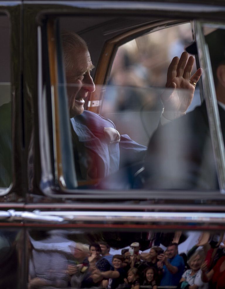 König Charles III. begrüßt Unterstützer bei seiner Ankunft im Buckingham Palace in London am Sonntag. AP