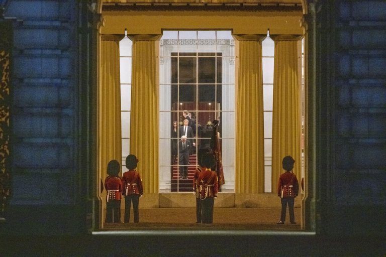 König Charles III. bei der Ankunft des Sarges. Hinter ihm: Prinz Harry und Meghan. AP