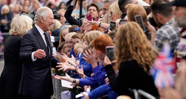 König Charles III. schüttelte in Belfast viele Hände. ap