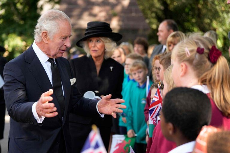 König Charles III. und seine Gemahlin Camilla sind in Cardiff herzlich empfangen worden.  AFP, Reuters