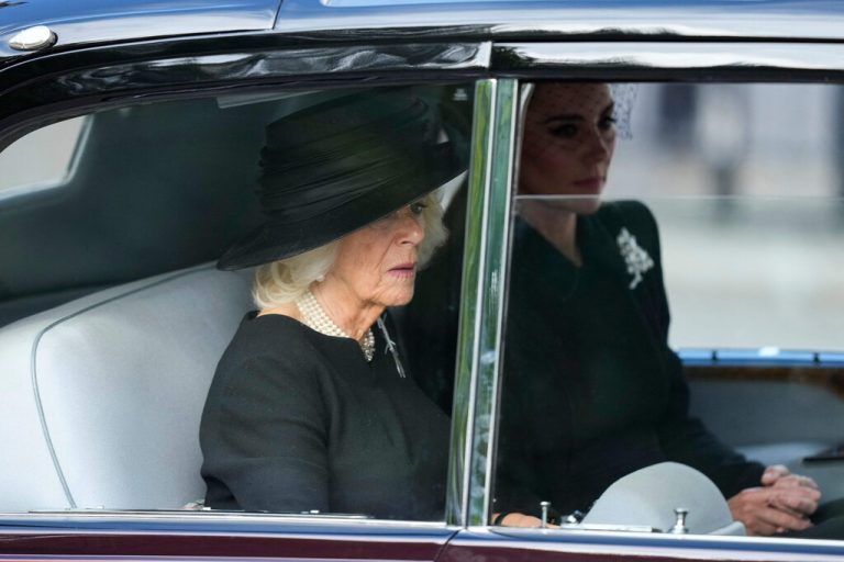 Königin Camilla und Herzogin Kate fuhren gemeinsam im Auto hinter dem Sarg her. AFP