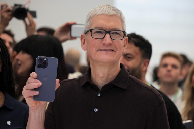 Konzernchef Tim Cook mit dem neuen iPhone 14. Reuters