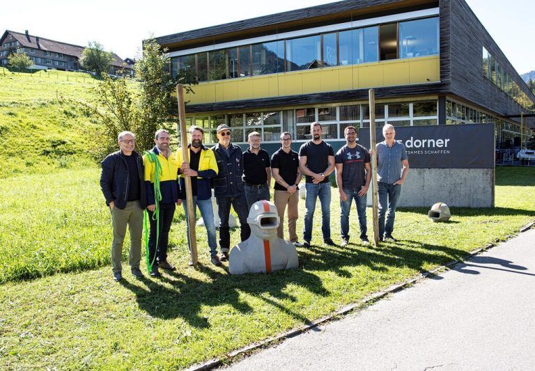 Künstler Max Grüter (4.v.l.) mit dem Team von Dorner. Dorner/R.Schneider