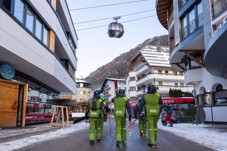 Kurz nach dem Beginn der Pandemie wurde das Virus durch Winterurlauber von Ischgl aus in viele Länder übertragen. Erkrankte fordern Entschädigungen.  APA/EXPA/JOHANN GRODER