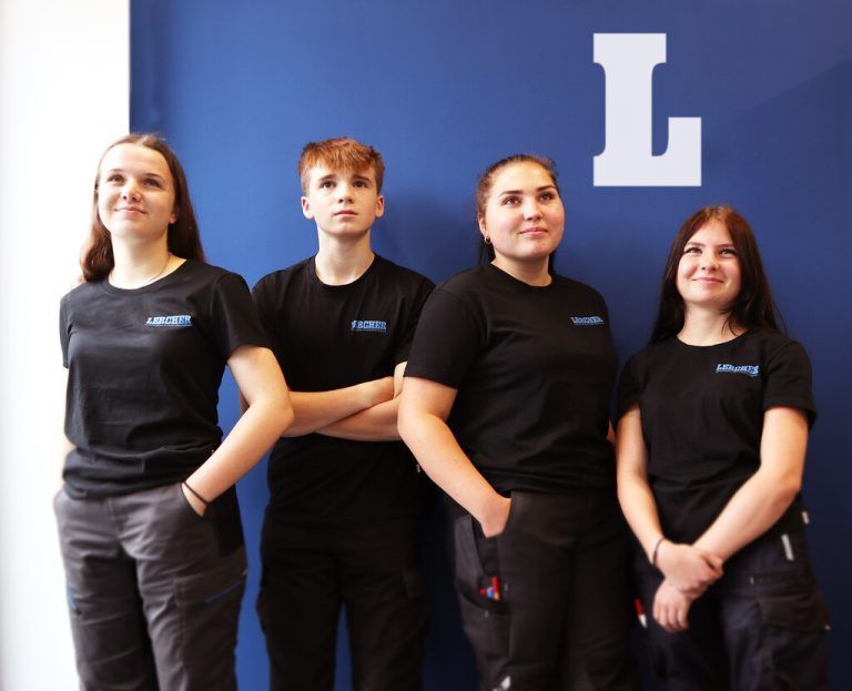 Lercher werkzeugbau Die neuen Lehrlinge Sina, Nico, Chiara und Emely werden im Bereich Werkzeugbautechnik und Kunststoffformgebung ausgebildet.  lercher