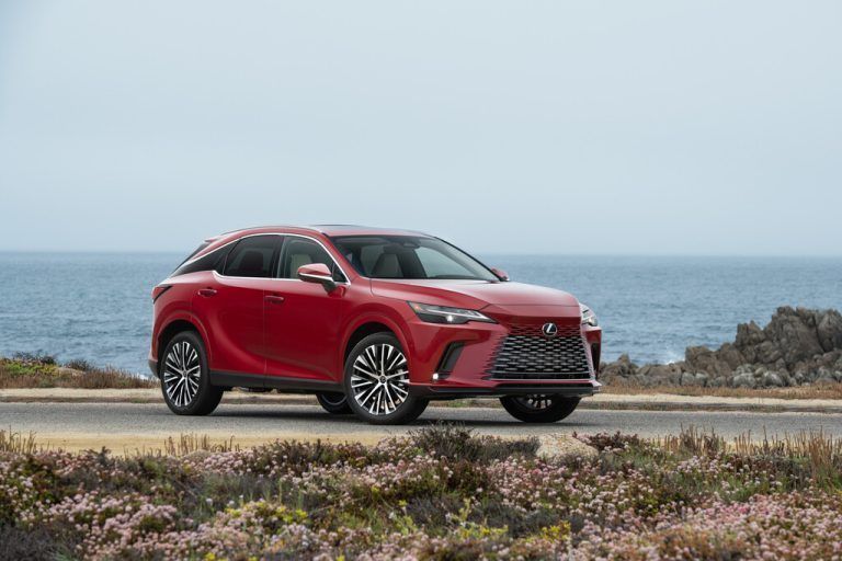 Lexus RX: In fünfter Generation ganz neu, bis zum Infotainmentsystem. Die Antriebe sind zwei Vollhybride mit 245 und 306 PS sowie, erstmals, ein 371-PS-Plug-in-Hybrid mit – ebenfalls eine Premiere – einem Turbobenziner als Verbrennerpartner. Der Preis: ab 73.850 Euro.