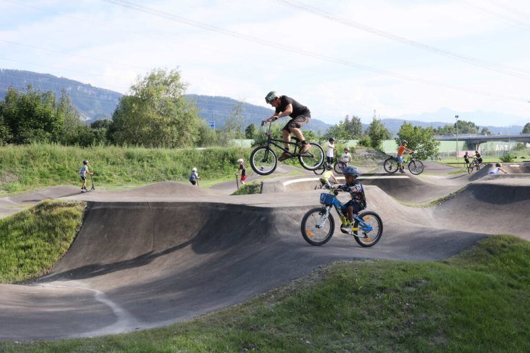 Manche gingen bei der Eröffnung des Pumptrack noch vorsichtig an die Sache heran, andere hingegen wagten bereits, über den Belag zu springen. AMe