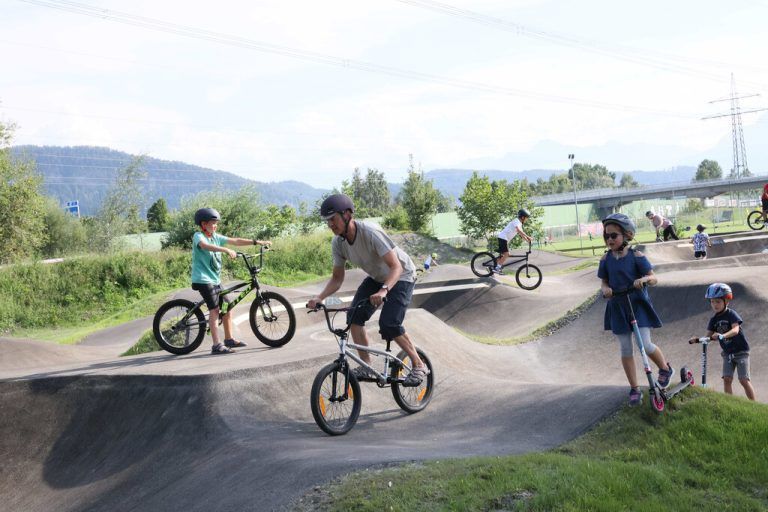 Manche gingen bei der Eröffnung des Pumptrack noch vorsichtig an die Sache heran, andere hingegen wagten bereits, über den Belag zu springen. AMe