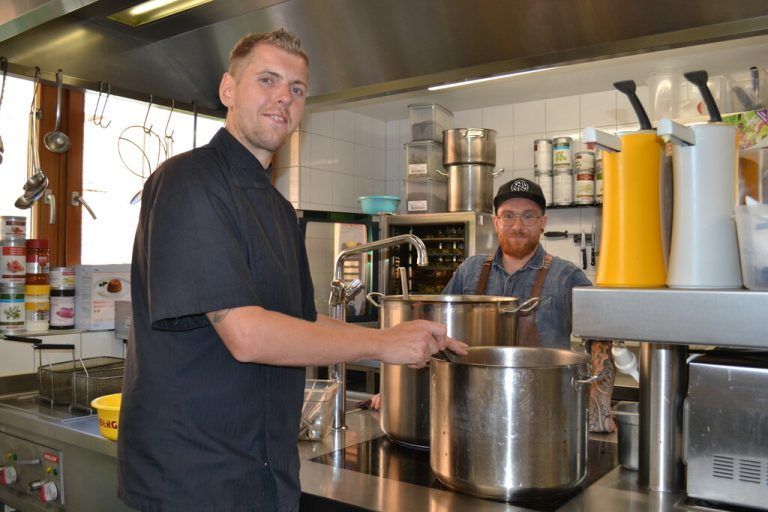 Marco Zechner und Hannes Zimmermann in der Küche.