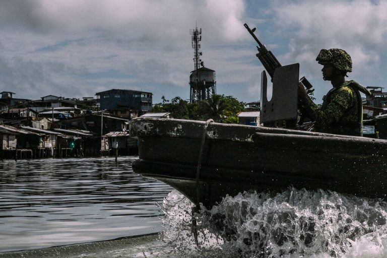 Marinesoldaten patrouillieren auf einem Boot in der Hafenstadt Buenaventura, in Kolumbien. Es gibt täglich Schreckensmeldungen aus dem gnadenlosen Krieg zwischen rivalisierenden Drogenbanden. AFP