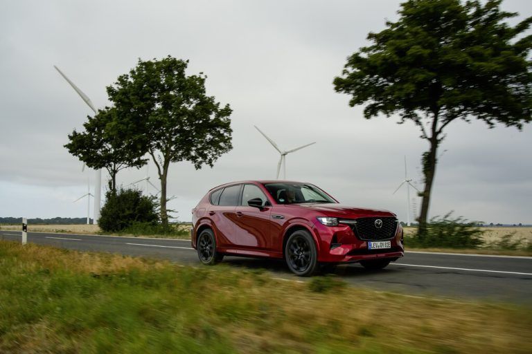 Mazda CX-60: Neuzugang in der SUV-Palette. Er startet als PHEV mit 327 PS, sechszylindrige Diesel und Benziner folgen. Der Preis: ab 49.950 Euro.