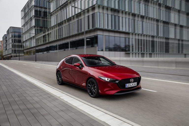Mazda3: Die japanische Marke offeriert unverändert ein Fließ- und ein Stufenheckmodell (Sedan). Die Preise: ab 25.790 respektive 28.390 Euro.
