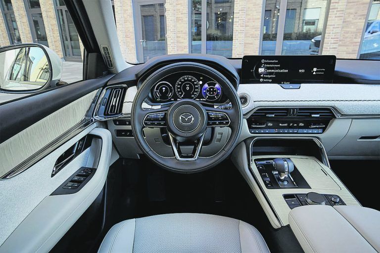 Mazdas bekannt fahrerorientiertes Cockpit-Layout wird hier neu interpretiert.