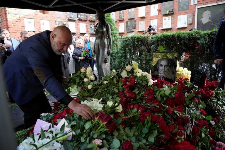 Mehrere Tausend Menschen haben in Moskau vom letzten sowjetischen Präsidenten Michail Gorbatschow Abschied genommen. reuters
