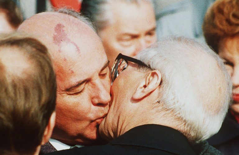 Michail Gorbatschow (l.) und Erich Honecker küssten sich oft: Auch bei einem Treffen in Berlin im Oktober 1989 gab es den traditionellen Bruderkuss. AP