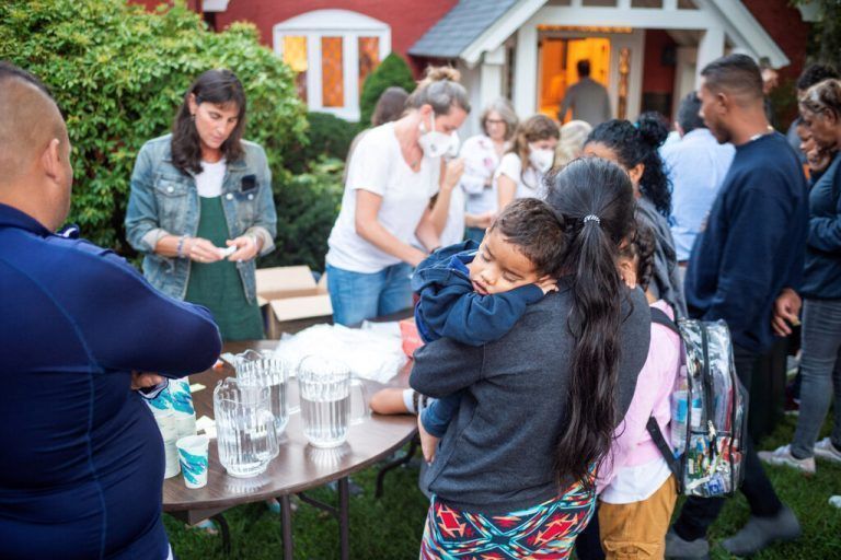 Migranten werden nach Ankunft vor einer Kirche in Martha‘s Vineyard versorgt.Reuters