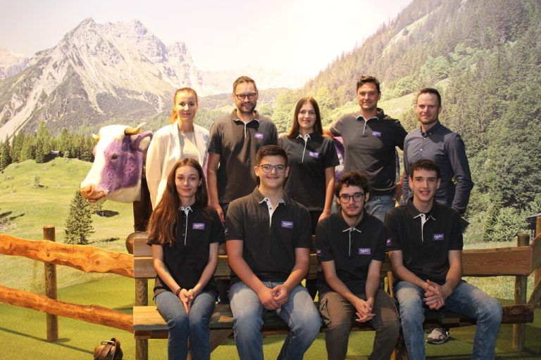 Milka Werk in Bludenz wurden die neuen Talente willkommen geheißen. Sie starten ihre Lehre in den Bereichen Elektro-, Labor- und Prozesstechnik. Bludenz ist das drittgrößte Schokoladewerk von Mondēlez International. Werksdirektorin Giovanna Maurer freut sich über die junge Verstärkung an ihrem Standort. milka