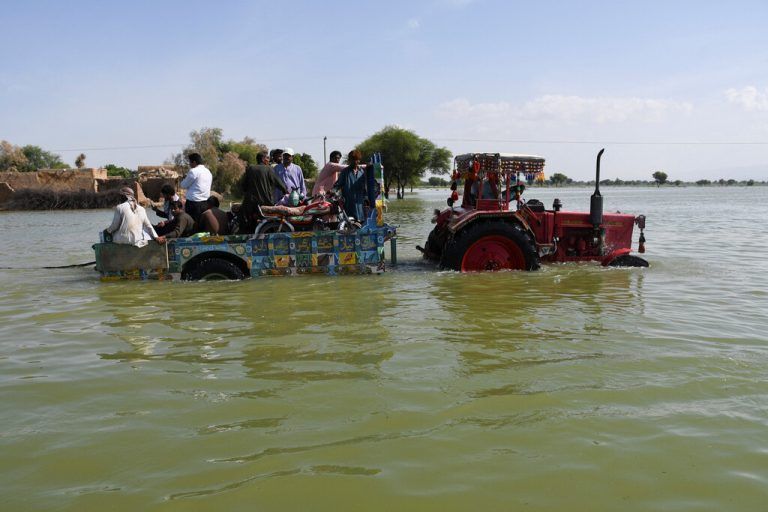 Millionen Menschen müssen sich vor neuen Wassermassen in Sicherheit bringen. Reuters