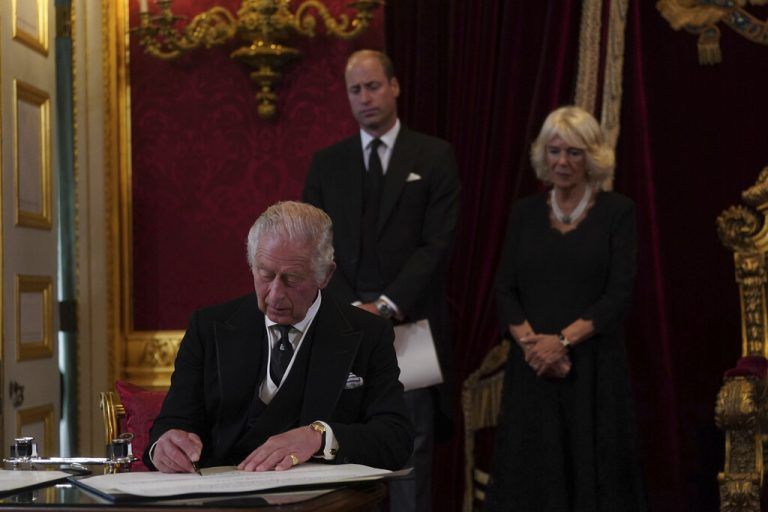 Mit der Unterschrift war es offiziell: Charles III. ist britischer König.