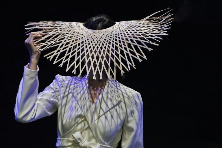 Mit dieser eigenwilligen Kreaktion konnte ein junger Designer auf der China Fashion Week aufzeigen. AFP