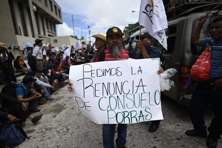 Mitglieder des Bauernentwicklungskomitees marschieren während eines Protests gegen mutmaßliche Korruptionshandlungen der Regierung des guatemaltekischen Präsidenten Alejandro Giammattei in Guatemala-Stadt. AFP