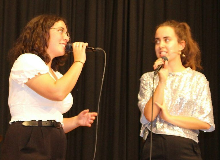 Moderatorin Lea Gratzer (r.) und Katharina Hehle.