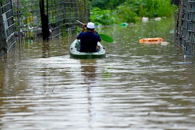 Nach heftigem Monsunregen paddelt ein Mann mit dem Boot durch eine überflutete Gegend in Malwana, außerhalb von Colombo, Sri Lanka. AFP