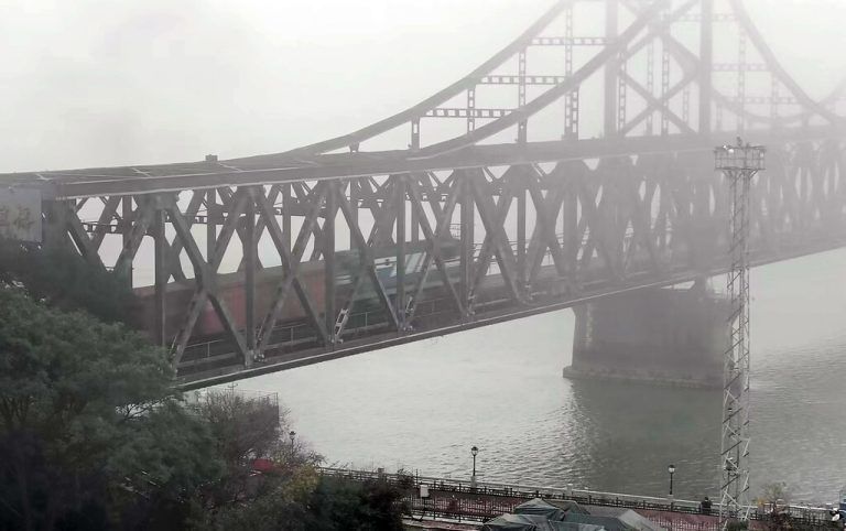 Nach langer Unterbrechung transportiert China offenbar wieder per Eisenbahn Güter nach Nordkorea. Das Bild zeigt einen Zug in Dandong. AP