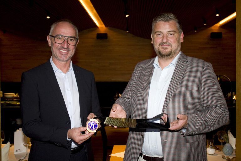 Neo-Präsident Jürgen Gmeiner (l.) übernimmt die Amtsinsignien von Altpräsident Alexander Meier. Franc