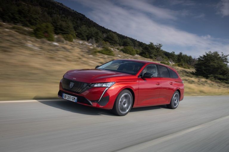 Peugeot 308: Das markante Frontdesign macht ihn unverwechselbar. Der Kombi hat hohe Ladeabteil-Geräumigkeitsmeriten, der Fünftürer passt gut in die City.