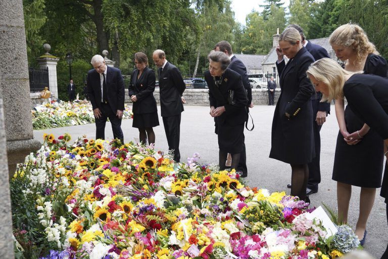 Prinz Andrew, Prinzessin Eugenie, Prinz Edward, Prinzessin Anne, Zara Tindall, Lady Louise Windsor und Sophie, Countess of Wessex schauten sich Blumen vor Schloss Balmoral an.