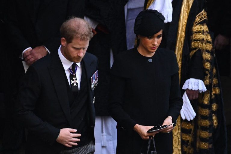 Prinz Harry und Herzogin Meghan verlassen nach dem Gottesdienst die Westminster Hall. AFP