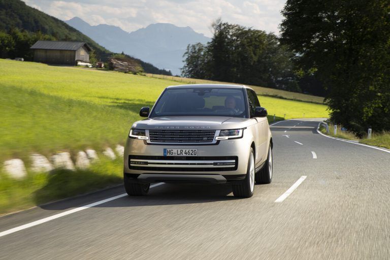 Range Rover, neue Generation: Das Design ist Ausdruck der Kunst des Weglassens. Der Engländer macht Eindruck, ob mit Standard- oder Langradstand.