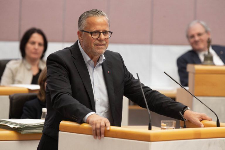 Der Klubobmann der ÖVP, Roland Frühstück, will, dass Asylsuchende künftig verpflichtend zu gemeinnütziger Tätigkeit verpflichtet werden. Über ein Taschengeld ließe sich reden. <span class="copyright">VN/Hartinger</span>