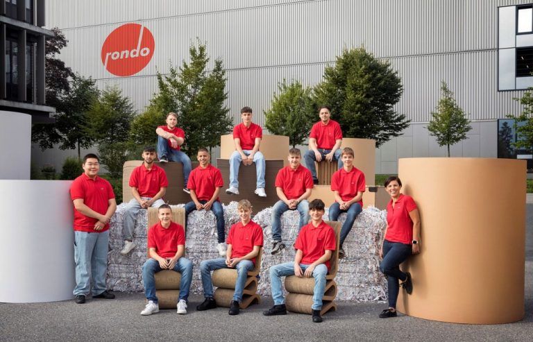 Rondo Mit 1. September begrüßte Rondo am Stammsitz in Frastanz elf neue Lehrlinge zum Start ihrer Ausbildung. Insgesamt werden derzeit 35 Jugendliche in acht Lehrberufen ausgebildet: Verpackungstechnik, Papiertechnik, Elektrotechnik, Metalltechnik, Industriekaufmann, Betriebslogistikkaufmann, IT-Systemtechnik und Applikationsentwicklung – Coding. rondo/Weissengruber
