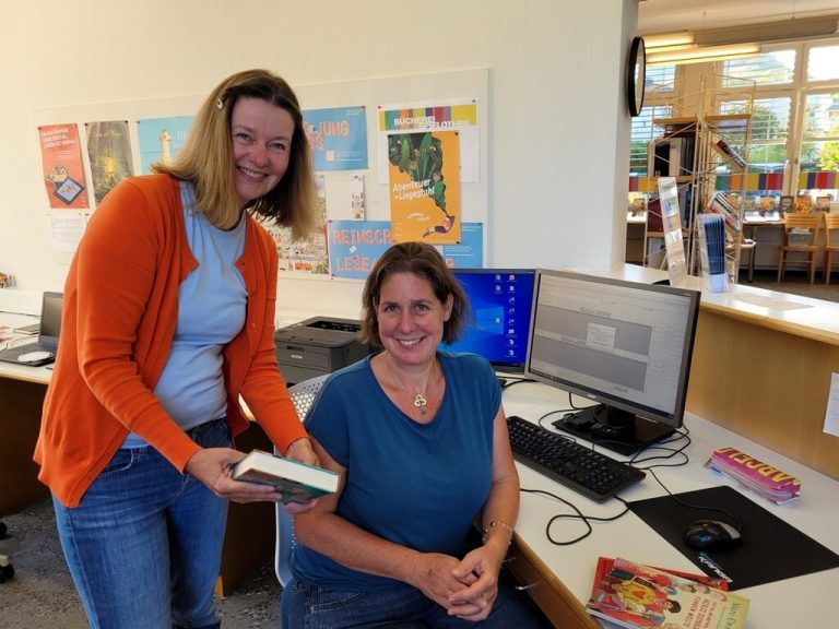 Schulbibliothekarin Christine Swoboda und Büchereileiterin Birgit Lechner. bms/2