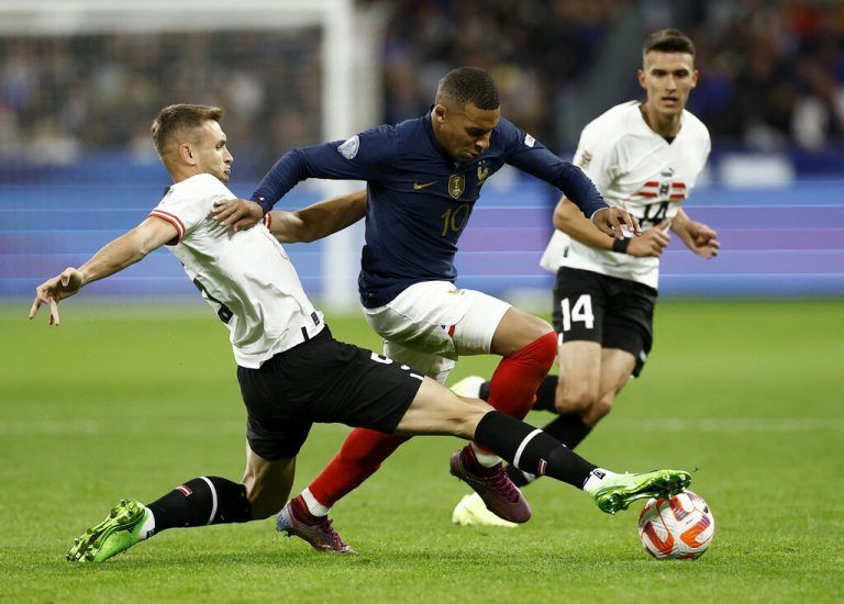 Soccer Football - UEFA Nations League - Group A - France v Austria - Stade de France, Saint-Denis, France - September 22, 2022 France's Kylian Mbappe in action with Austria's Stefan Posch and Dejan Ljubicic REUTERS/Christian Hartmann