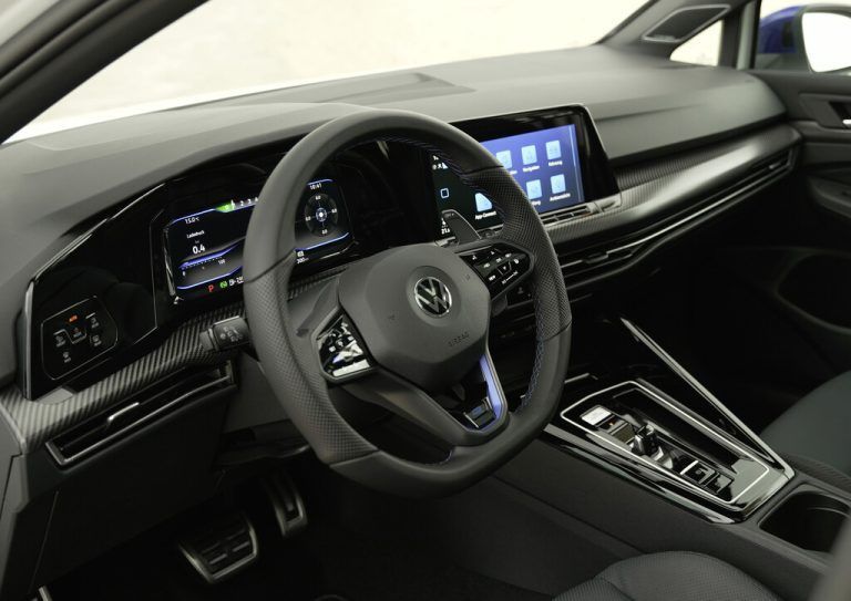 Sportlich eingerichtetes Cockpit, mit blauer R-Taste auf dem Lenkrad.