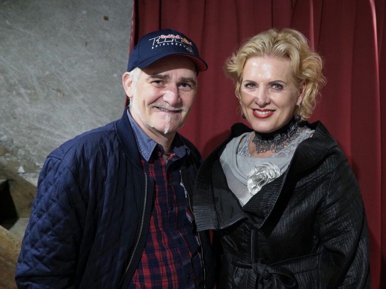 Stadtvertreter und Autor Thomas Wimmer und Sängerin Anita Dressel-Malang.