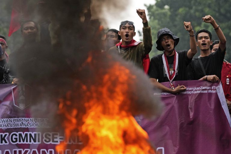 Studenten protestieren in der indonesischen Hauptstadt Jakarta gegen eine Erhöhung der Treibstoffpreise. AP