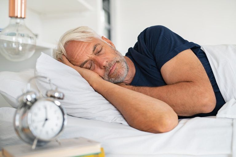 Studien zeigen, dass sieben Stunden Schlaf ideal sind. Shutterstock
