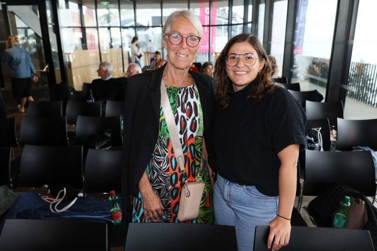 Theresia Fröwis und WITUS-Obfrau Madeline Metzler.